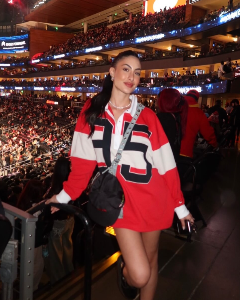 博鱼官网-老鹰美女球迷观战 颜值身材俱佳！主队豪取5连胜领先雄鹿5个胜场