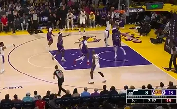 博鱼体育-艾顿泰山压顶双手暴扣，首节出战5分钟得到6分2篮板